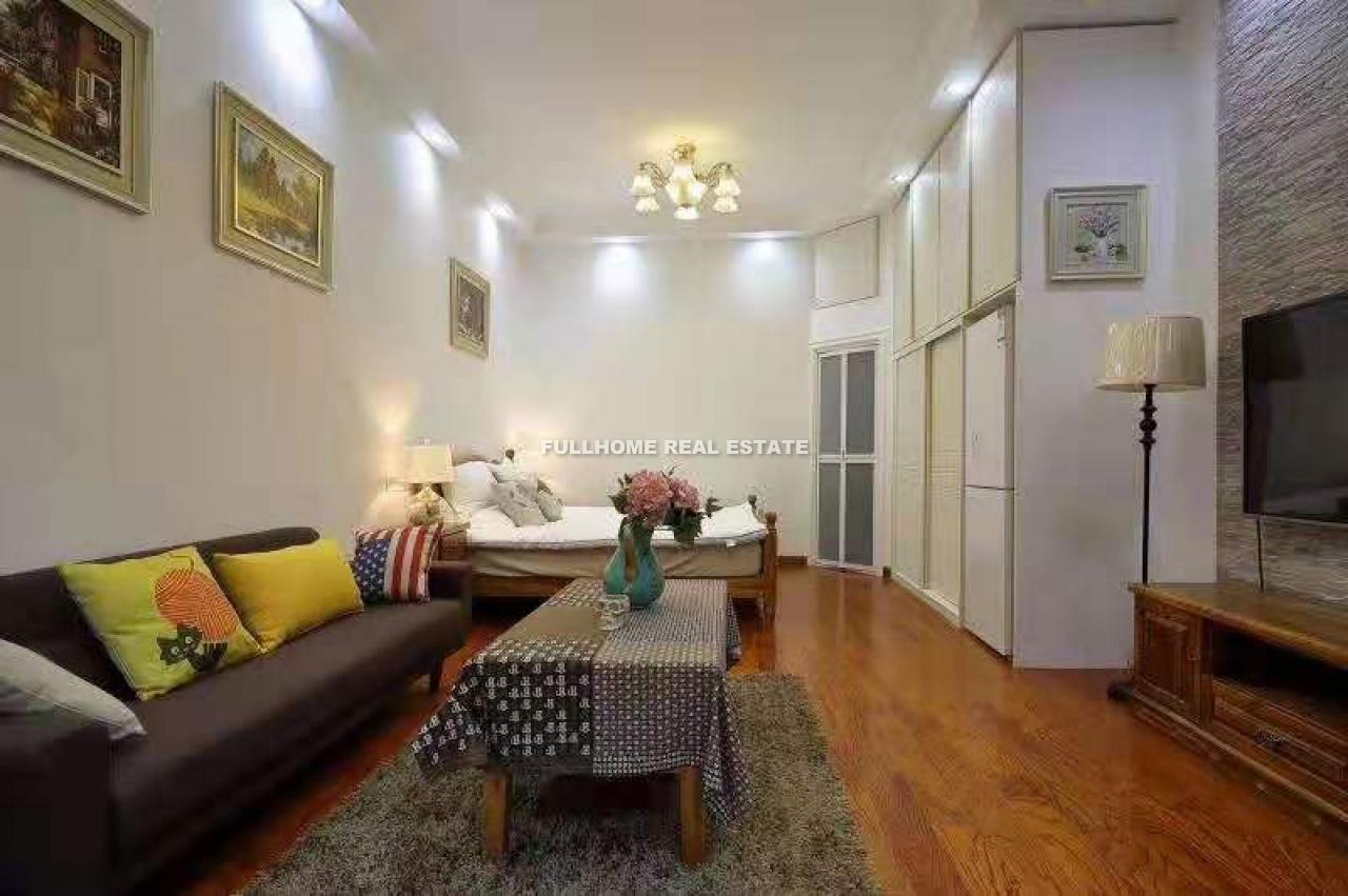 Same compound: M. Yanan Road Old House, 1 bedrooms in Shanghai