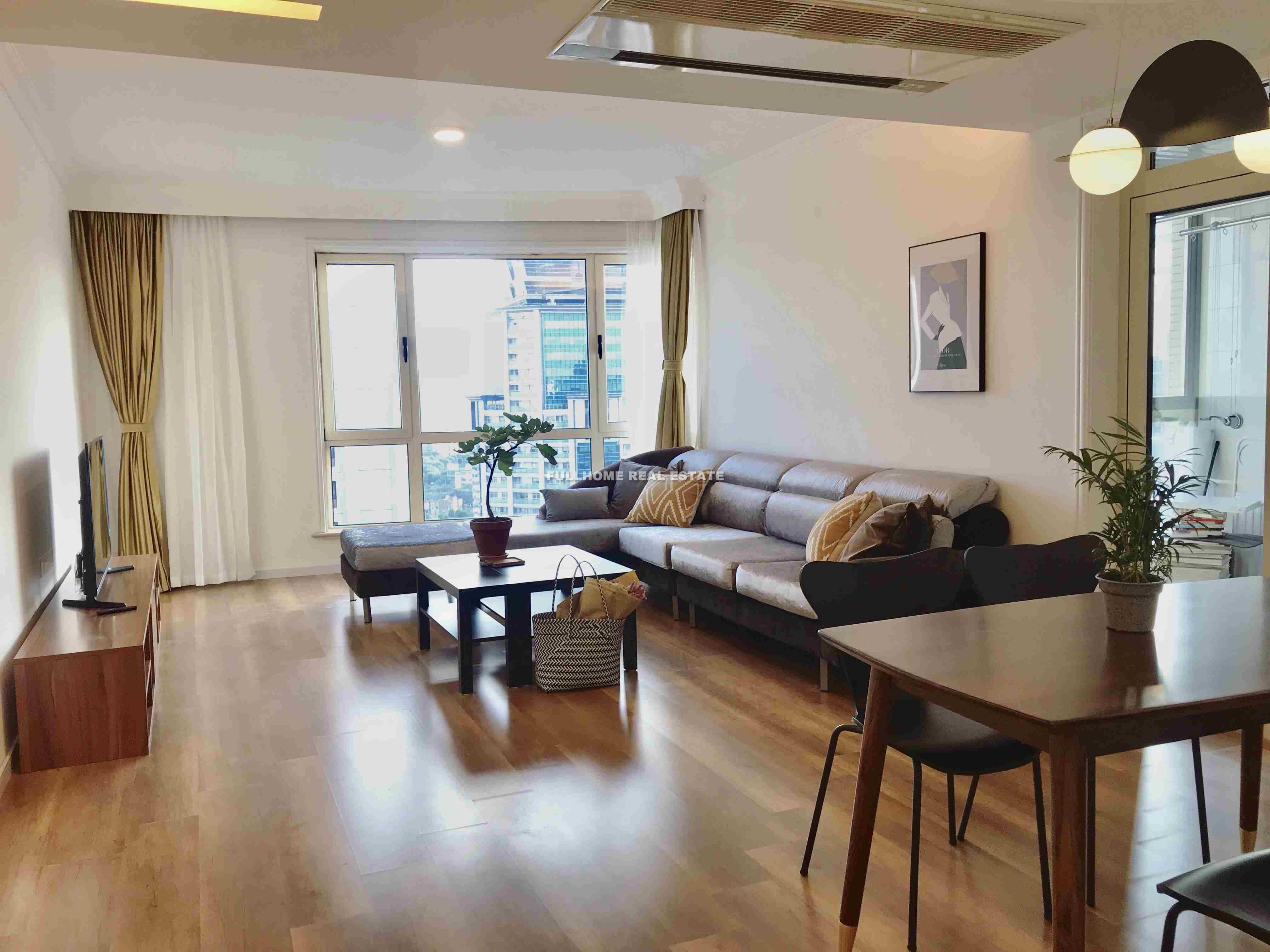 East Huaihai Apartment - 2 bedroom apartment in Shanghai, People Square, Downtown