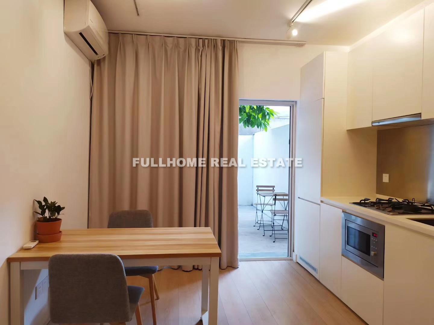 Same compound: No.1-500 Huating Road Old House, 1 bedrooms in Shanghai