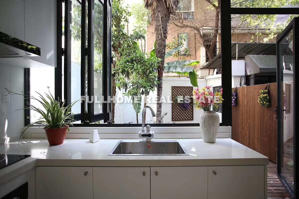 Same compound: Lane 31 Wulumuqi Road Old House	, 1 bedrooms in Shanghai