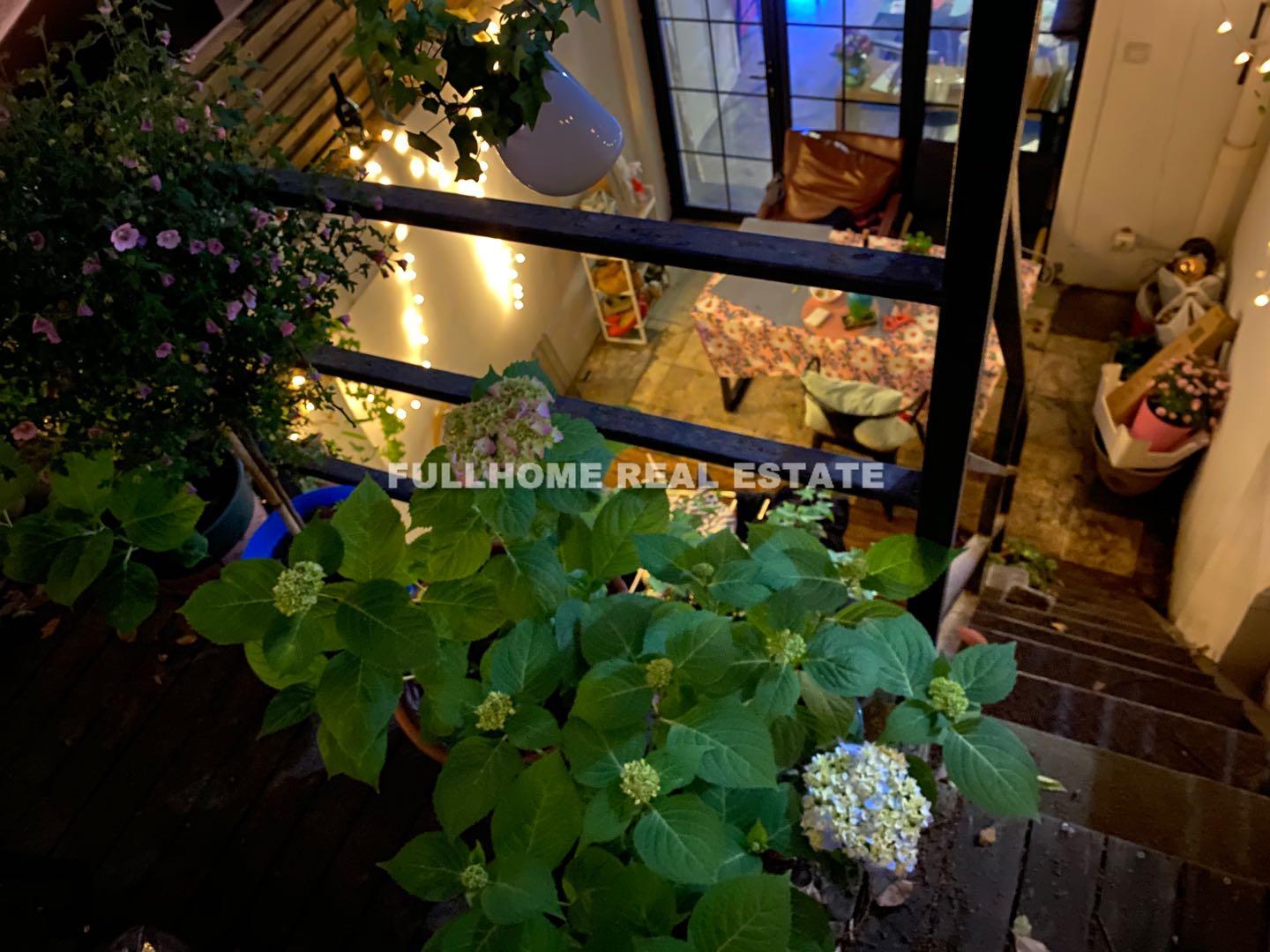 Same compound: No.238 Fengxian Road Old House, 1 bedrooms in Shanghai