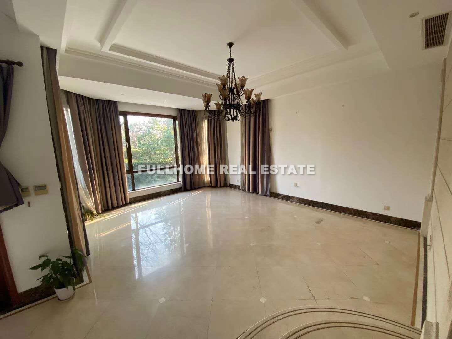 Same compound: Tiziano Villas, 4 bedrooms in Shanghai