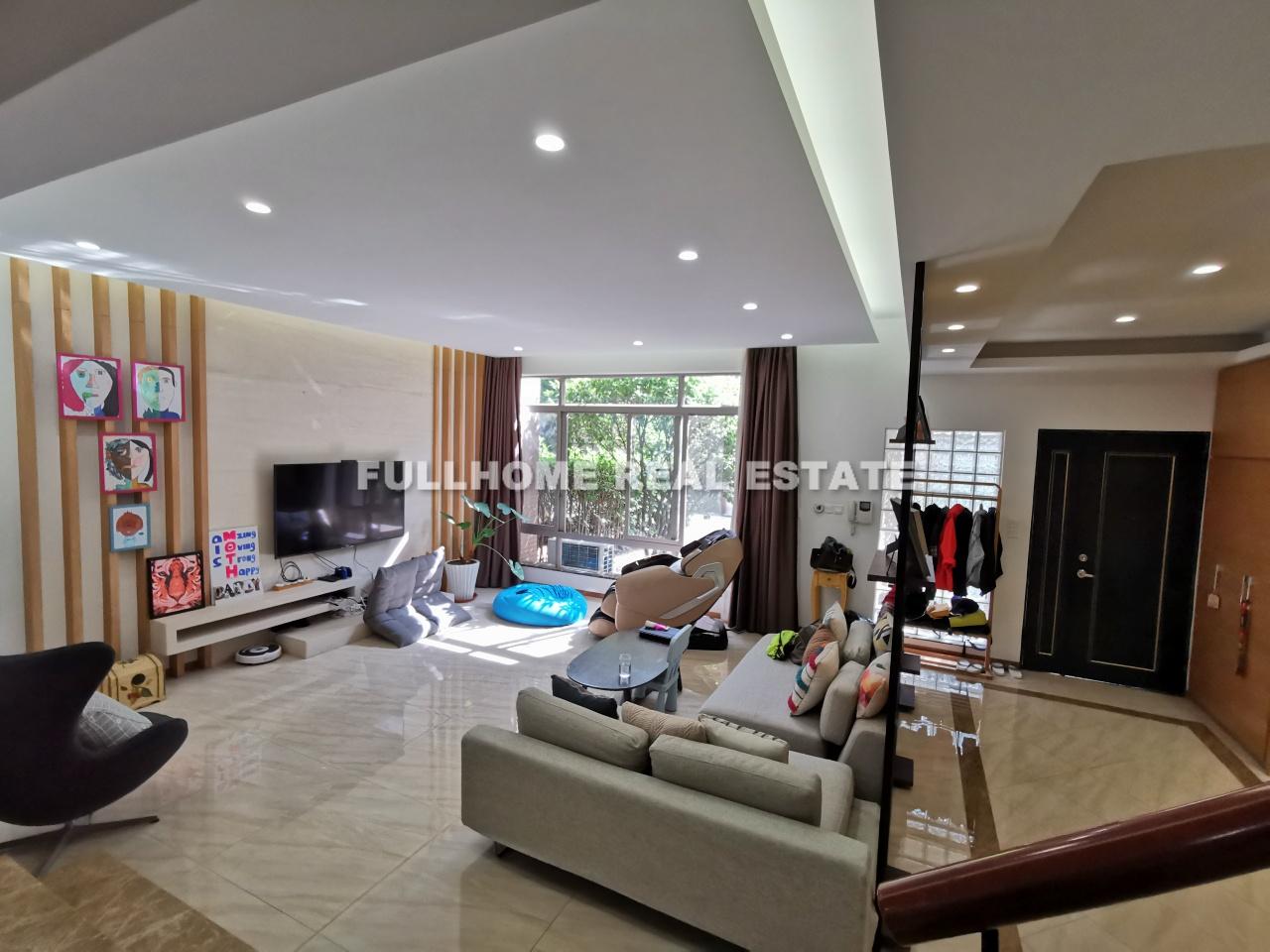 Same compound: XiJiao Baocheng Flower Garden, 3 bedrooms in Shanghai