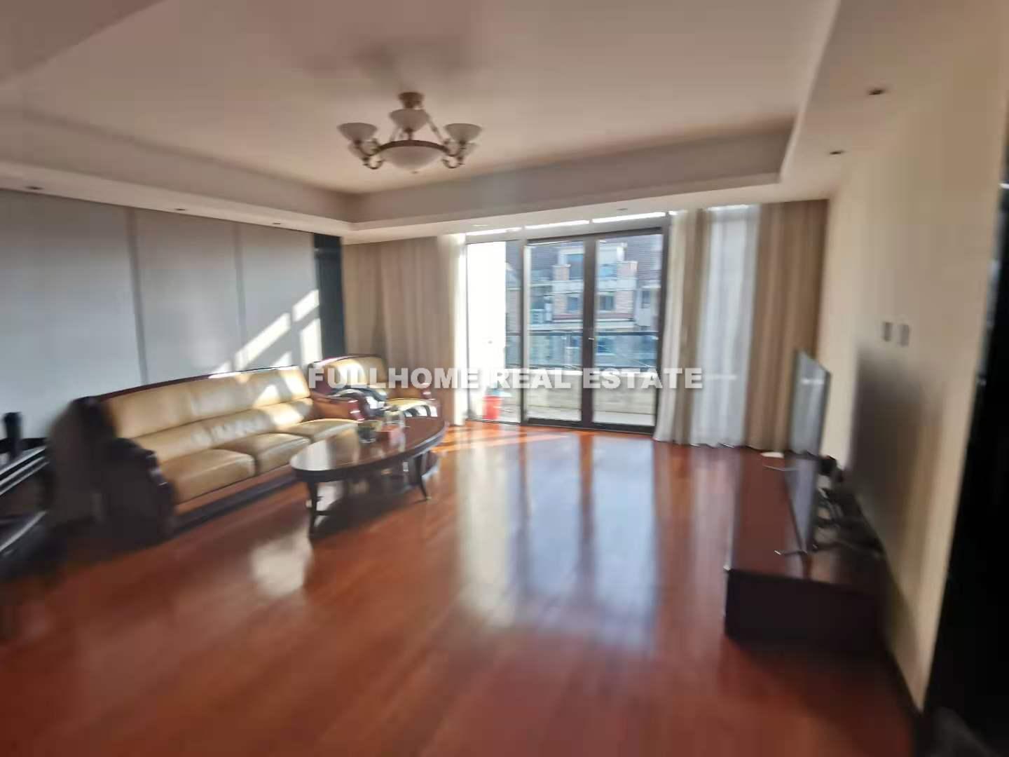 Same compound: Yanlord Town House, 4 bedrooms in Shanghai