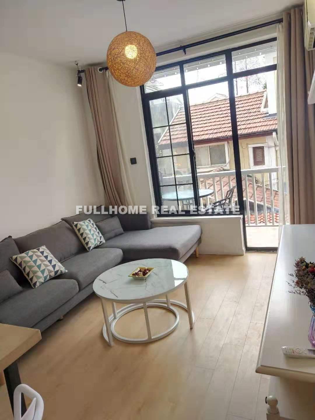 Same compound: No.1-500 Huating Road Old House, 1 bedrooms in Shanghai