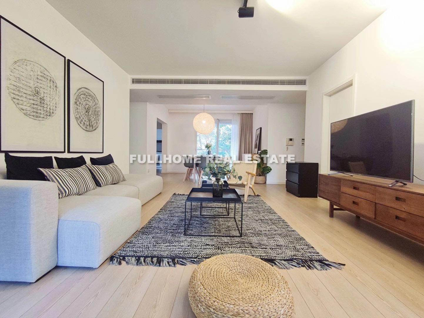 Similar property: LaDoll International City, 4 bedrooms, 220 sqm in Shanghai