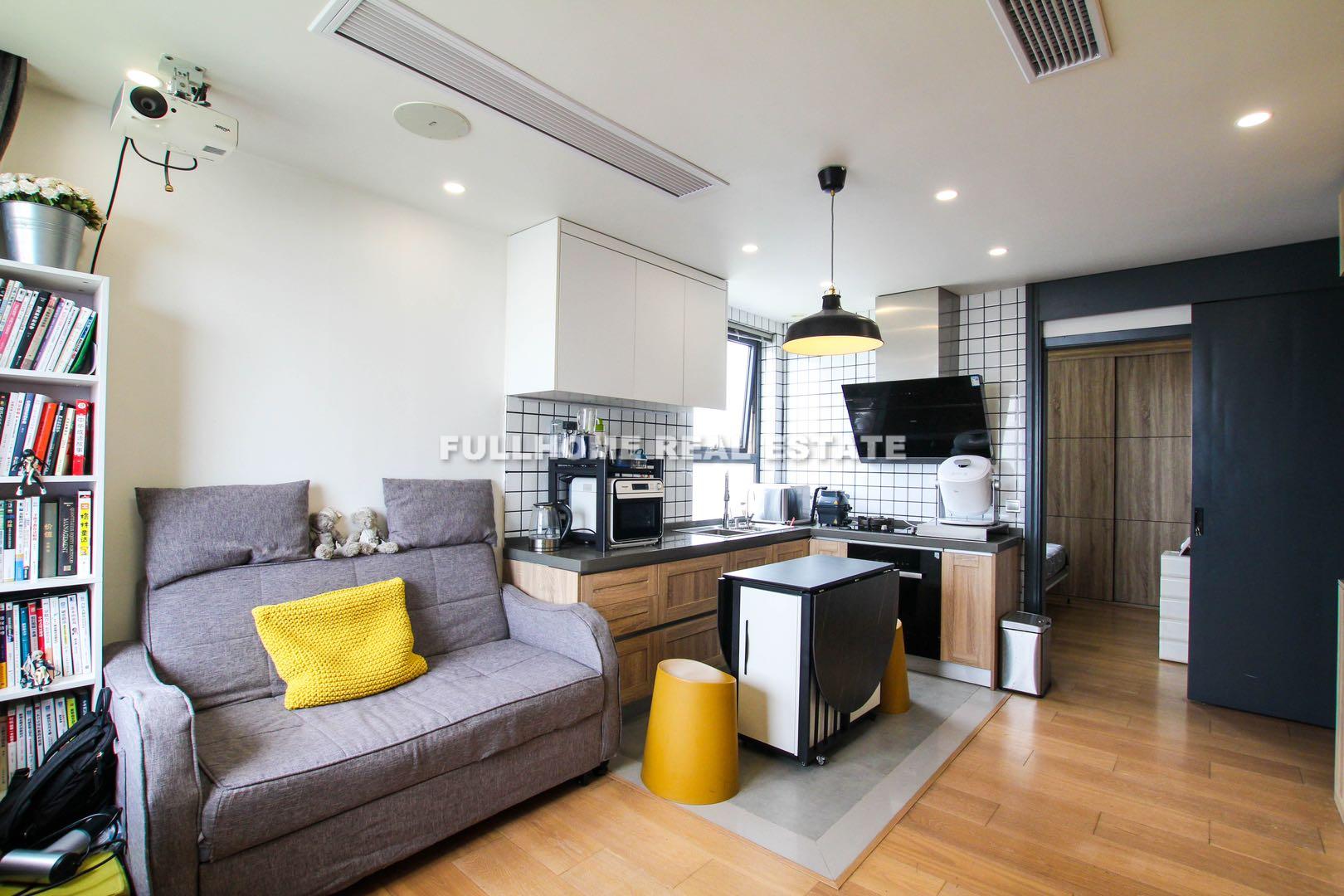 Same compound: Gallery Tower, 2 bedrooms in Shanghai