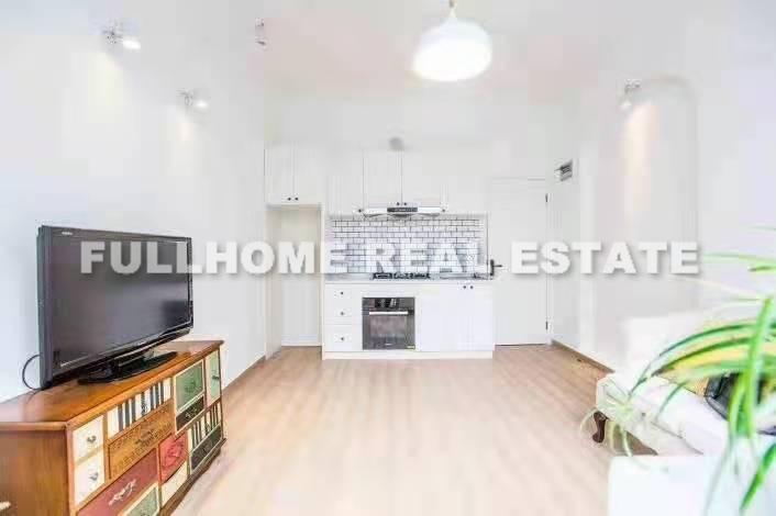 Same compound: No.1-300 West Fuxing Road Old House, 1 bedrooms in Shanghai