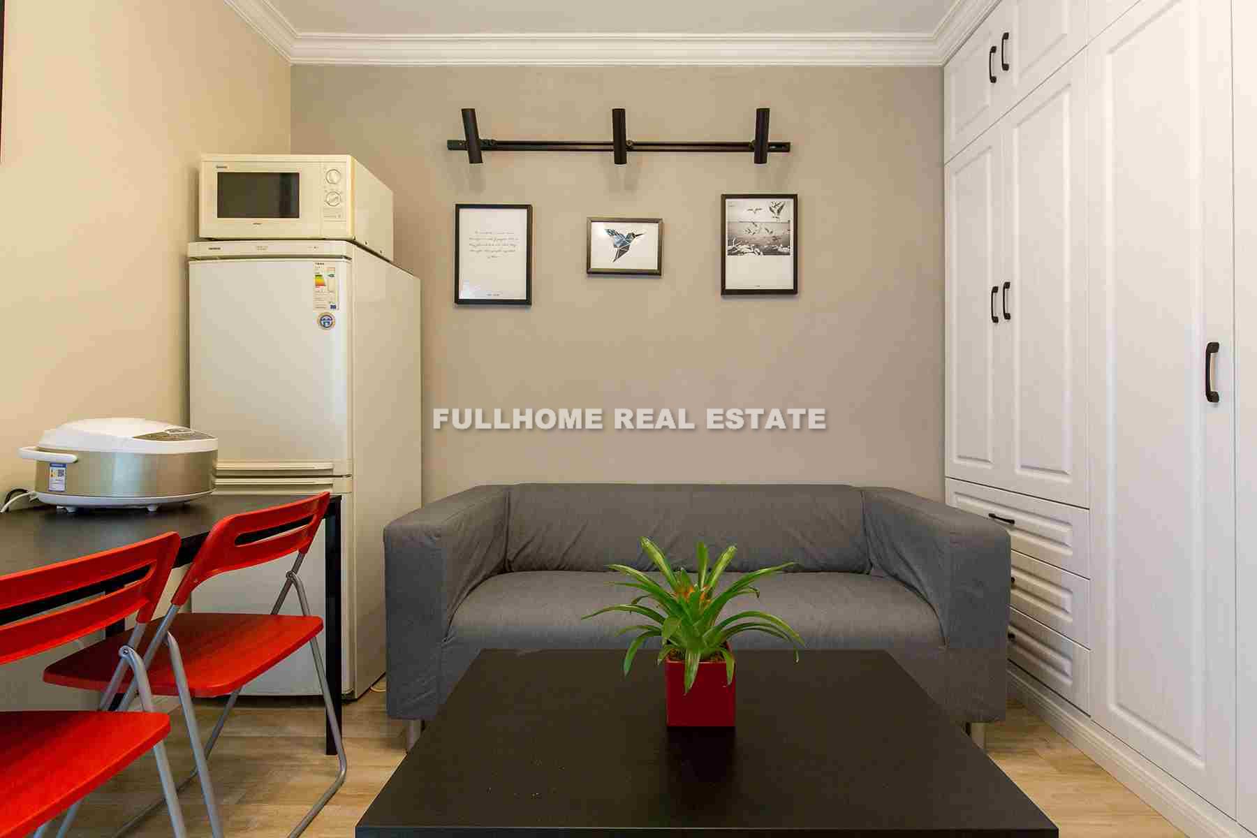 Same compound: Lane 1-300 East Zhaohua Old House, 1 bedrooms in Shanghai