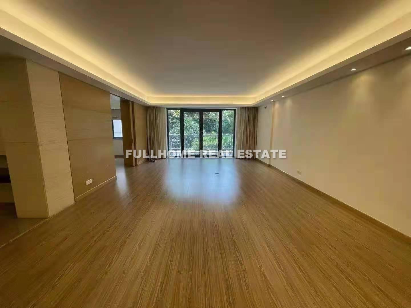 Same compound: La Cité, 3 bedrooms in Shanghai