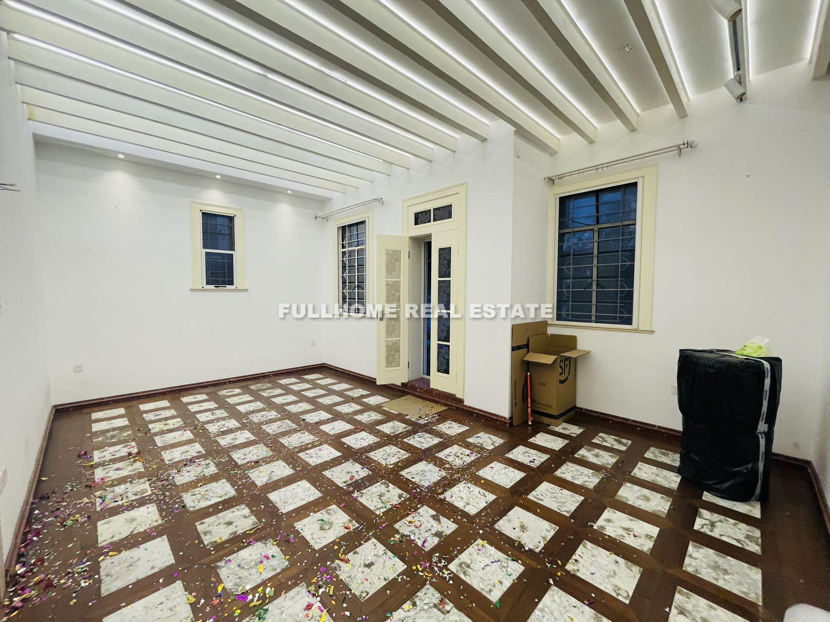 Same compound: Yuhua Apartment, 4 bedrooms in Shanghai