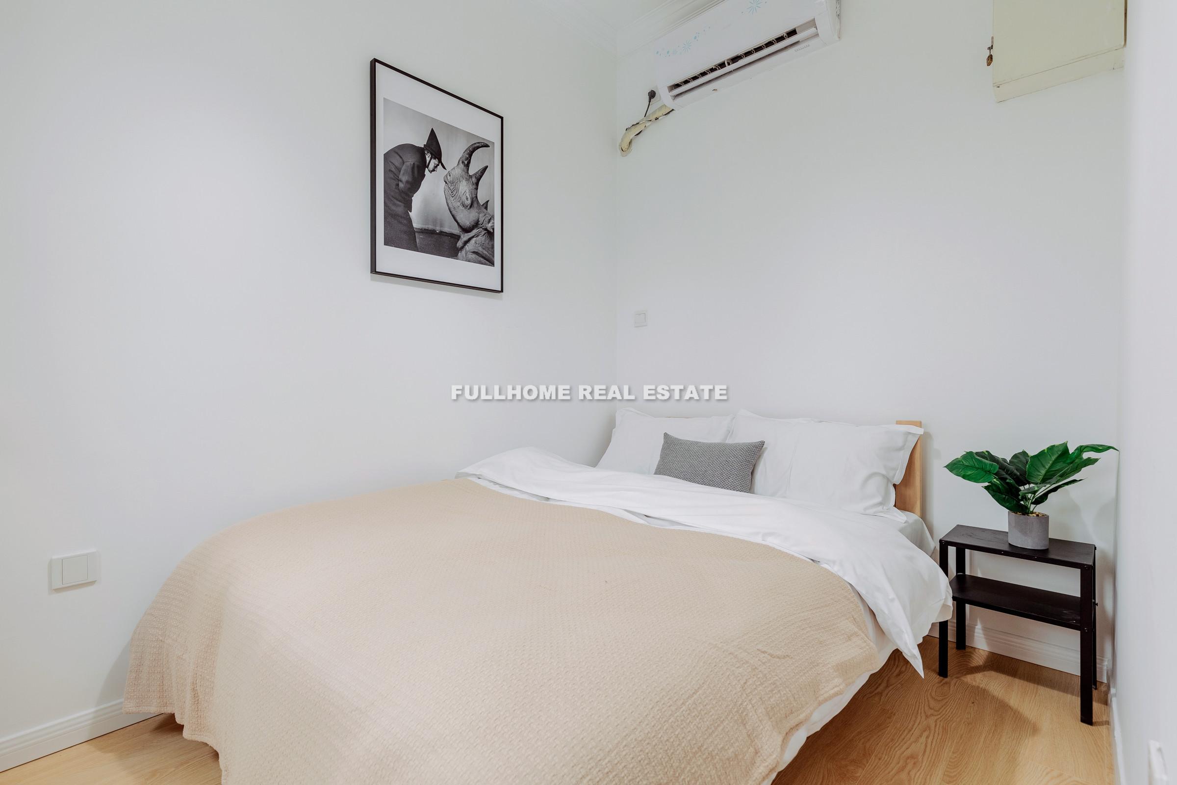 Lane 100-2000 West Nan Jing Road Old House - 3 bedroom apartment in Shanghai, Downtown, Downtown
