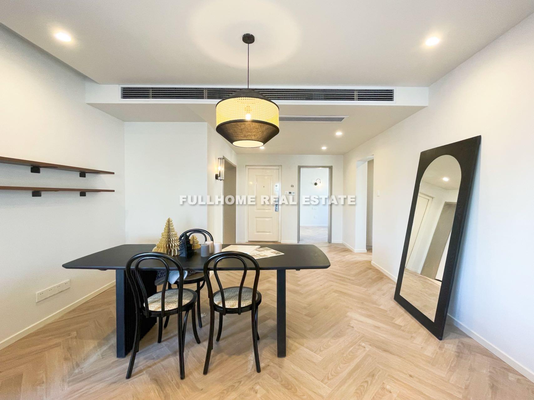 Same compound: Huaihai Xinchengyuan, 3 bedrooms in Shanghai