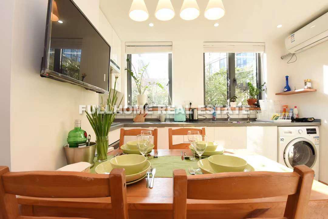 Lane 1000-1500 Xinzha Road Old House	 - 2 bedroom apartment in Shanghai, Jing An, Downtown