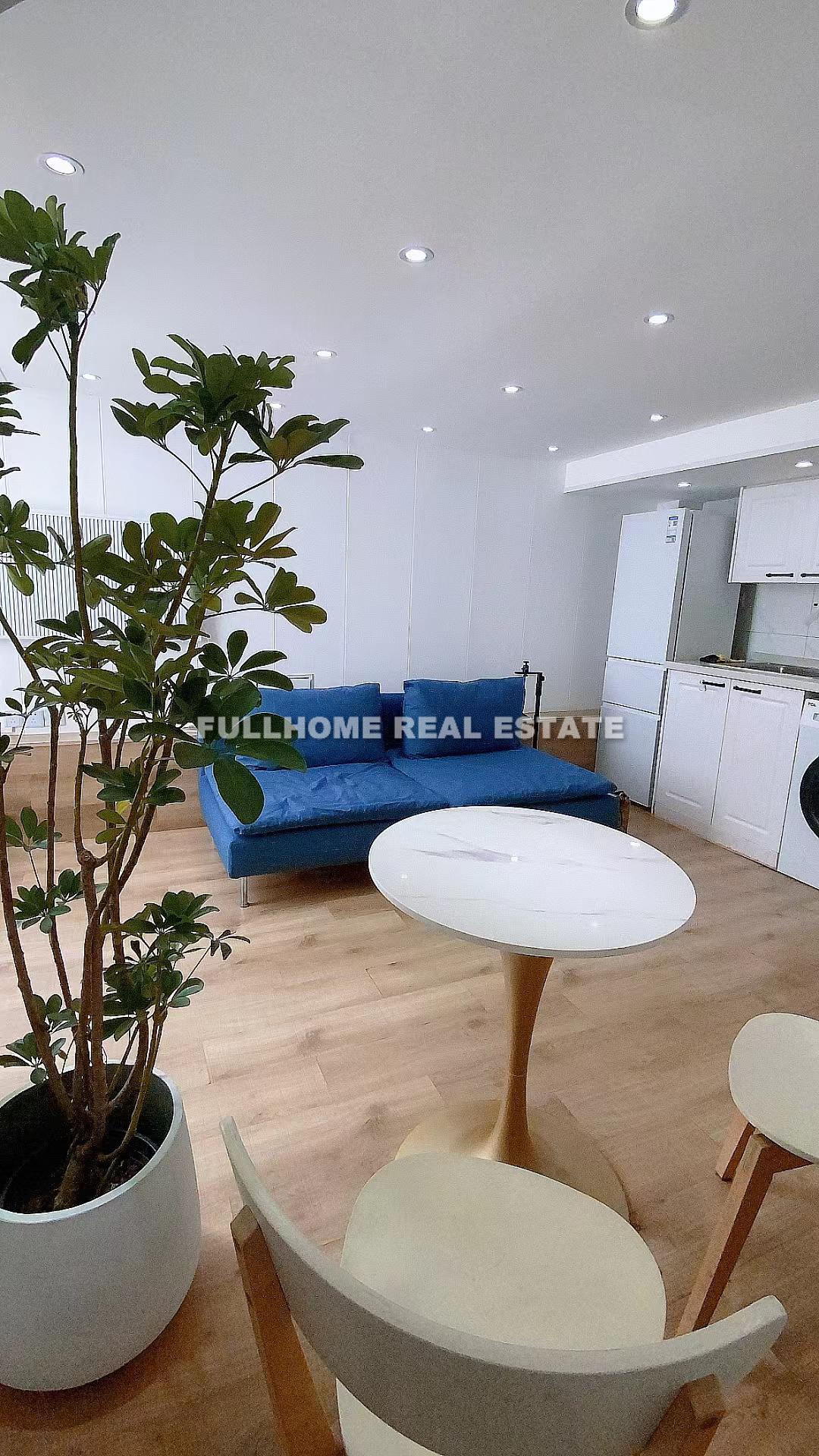 Same compound: M. Yanan Road Old House, 1 bedrooms in Shanghai