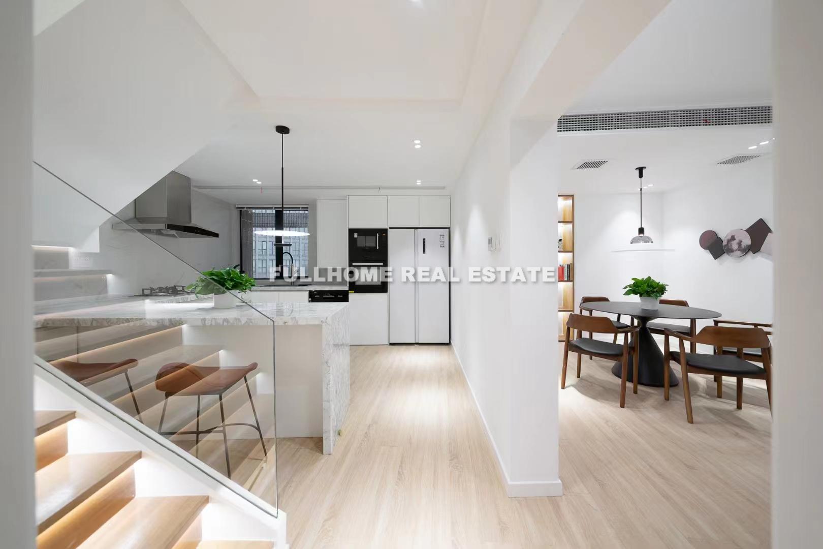 Same compound: Jin Xiu Apartment, 4 bedrooms in Shanghai