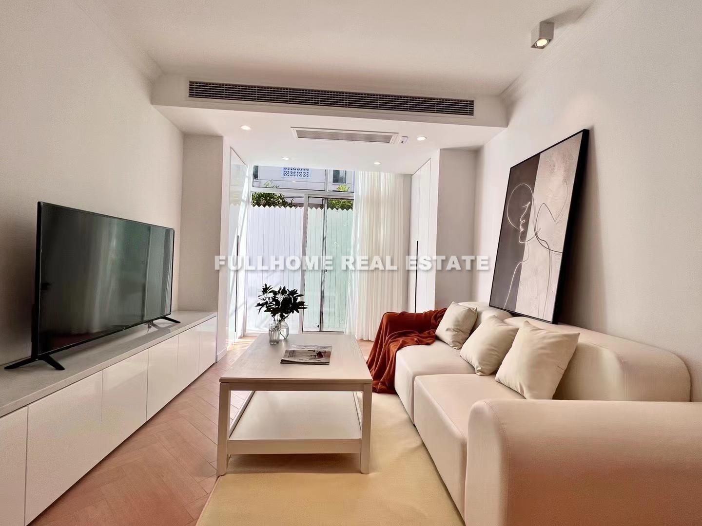 Same compound: Lane1-800 Dingxi Road Old House, 1 bedrooms in Shanghai