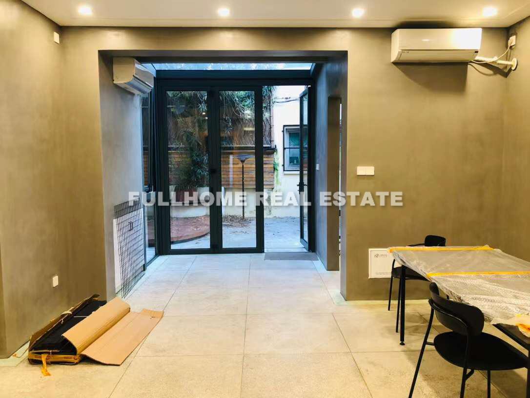 Same compound: Lane 1-500 Middle Wulumuqi Old House, 2 bedrooms in Shanghai