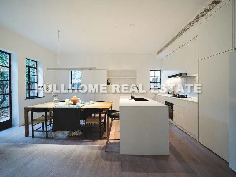 Similar property: Lane 1-200 Taian Road Old House, 3 bedrooms, 244 sqm in Shanghai