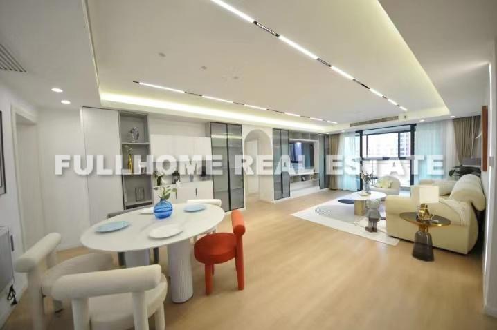 Zhong Yuan Liang Wan Cheng - 4 bedroom apartment in Shanghai, Putuo, Downtown