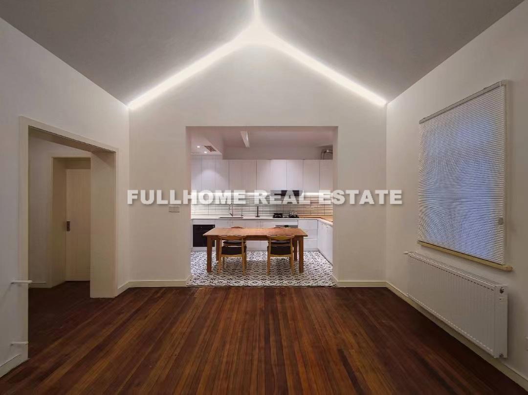 Lane 100-2000 West Nan Jing Road Old House - 3 bedroom apartment in Shanghai, Downtown, Downtown