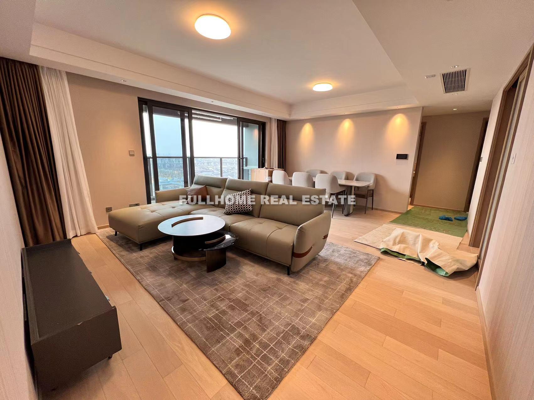 Same compound: Pan Long Tian Di, 4 bedrooms in Shanghai
