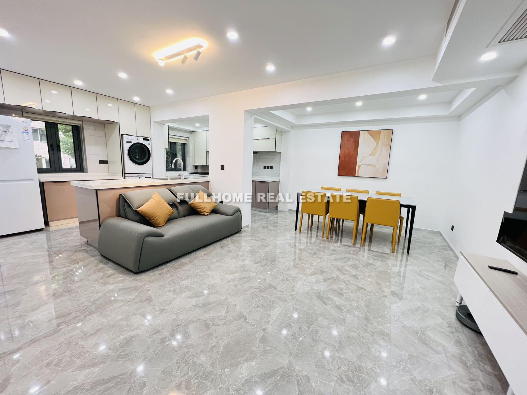 Same compound: Golden Lion Apartment, 4 bedrooms in Shanghai