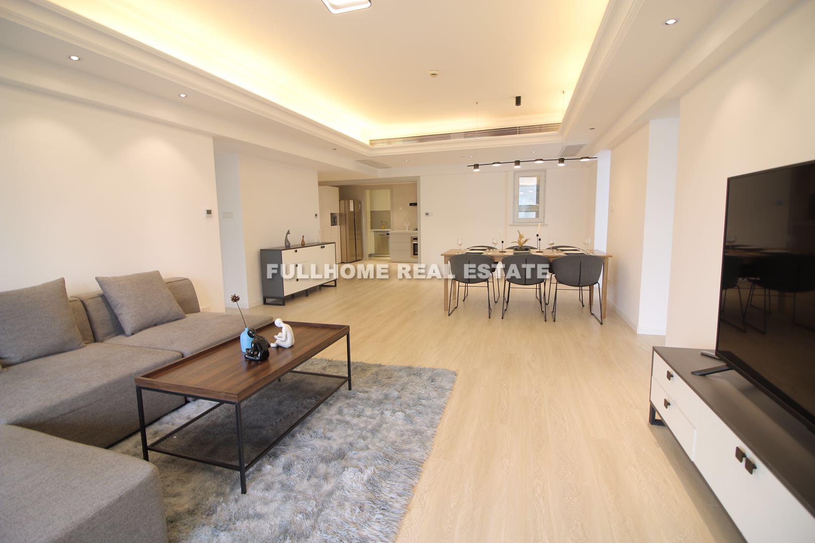 Same compound: City Apartment, 4 bedrooms in Shanghai