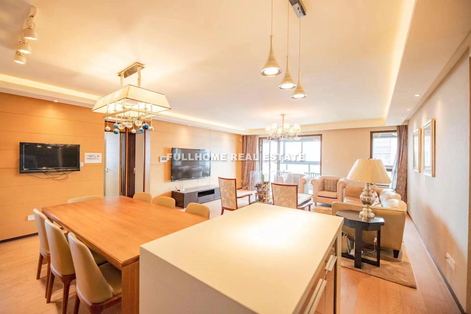 Same compound: Lanson HongQiao Green Country, 3 bedrooms in Shanghai
