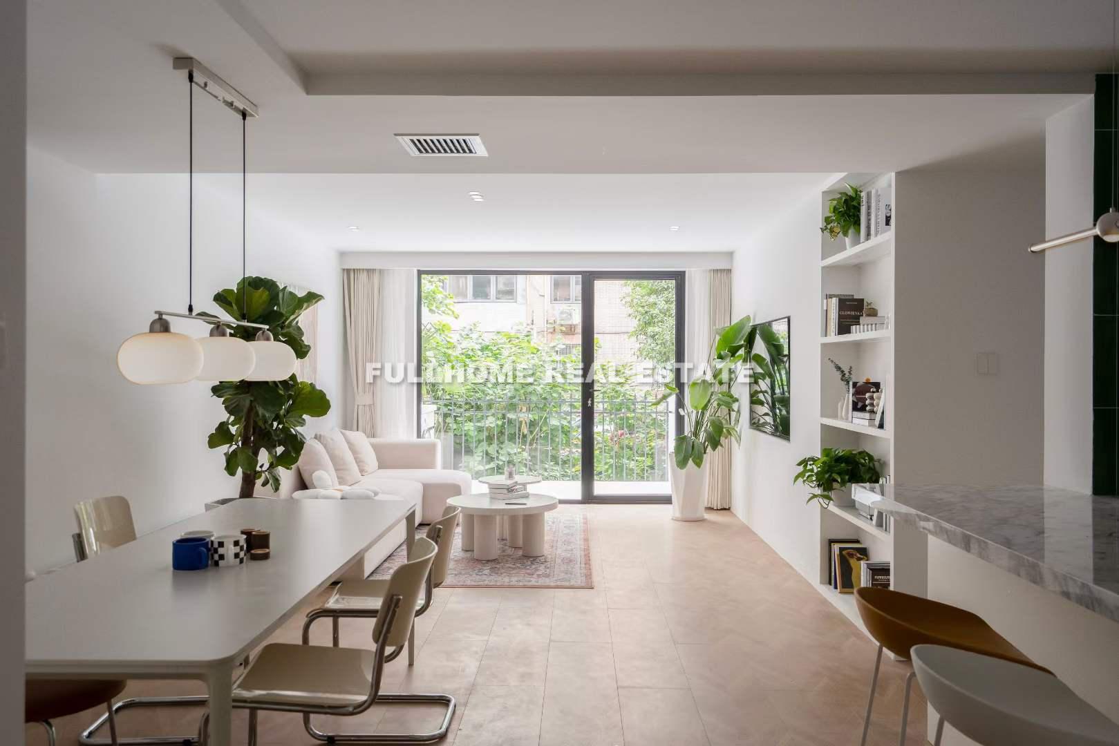 Same compound: Liujing Yicai, 3 bedrooms in Shanghai
