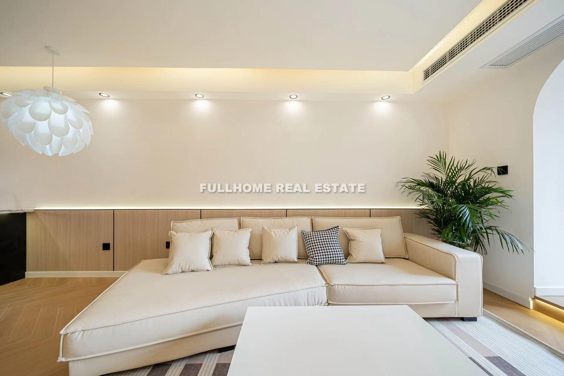 Same compound: Victoria Plaza, 4 bedrooms in Shanghai