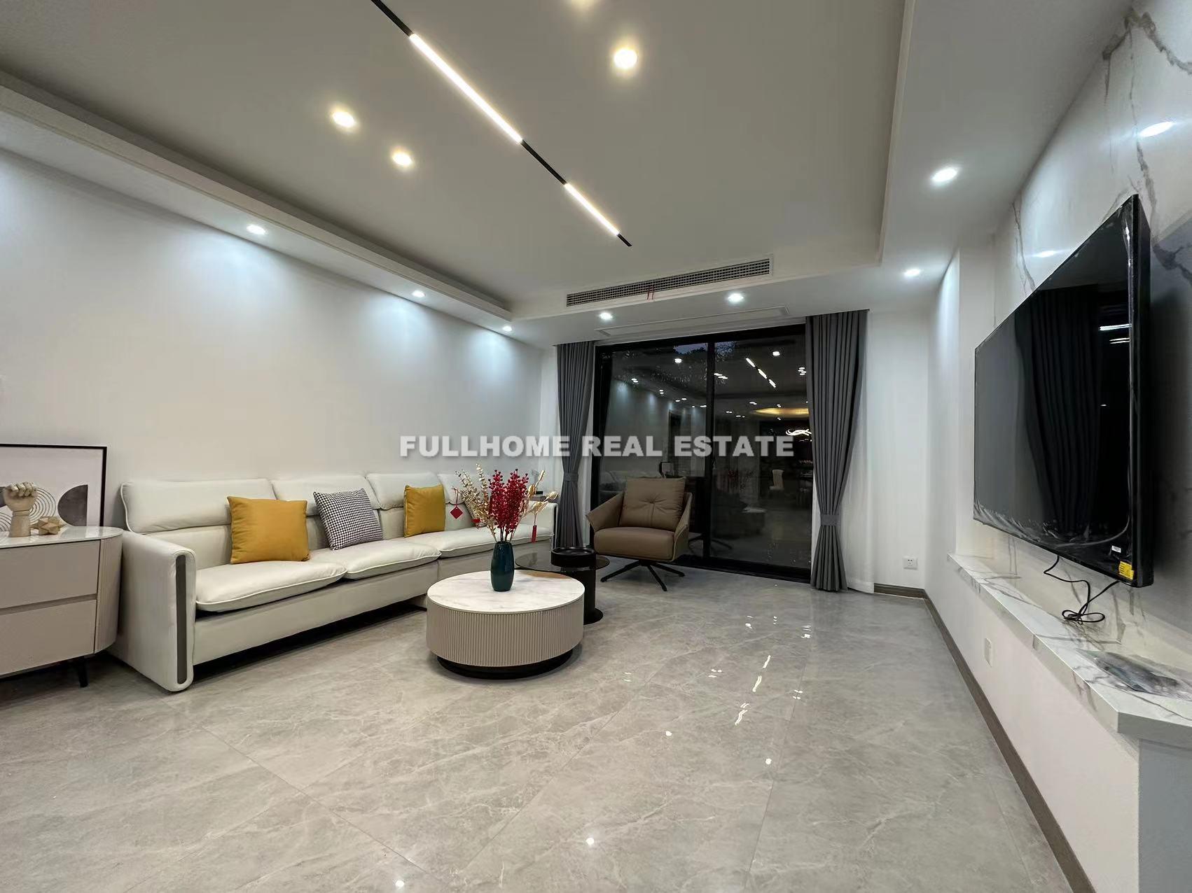Same compound: Hongqiao Golf Villas, 3 bedrooms in Shanghai