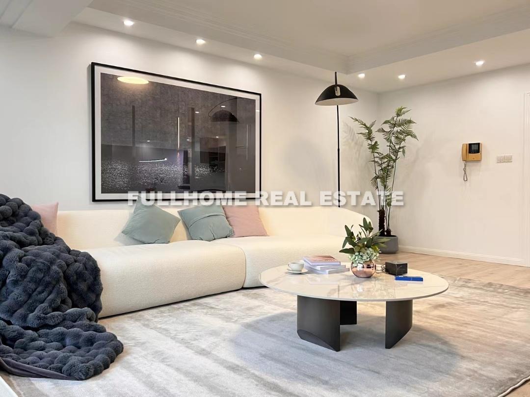 Same compound: Xuhui Yiping Garden, 4 bedrooms in Shanghai