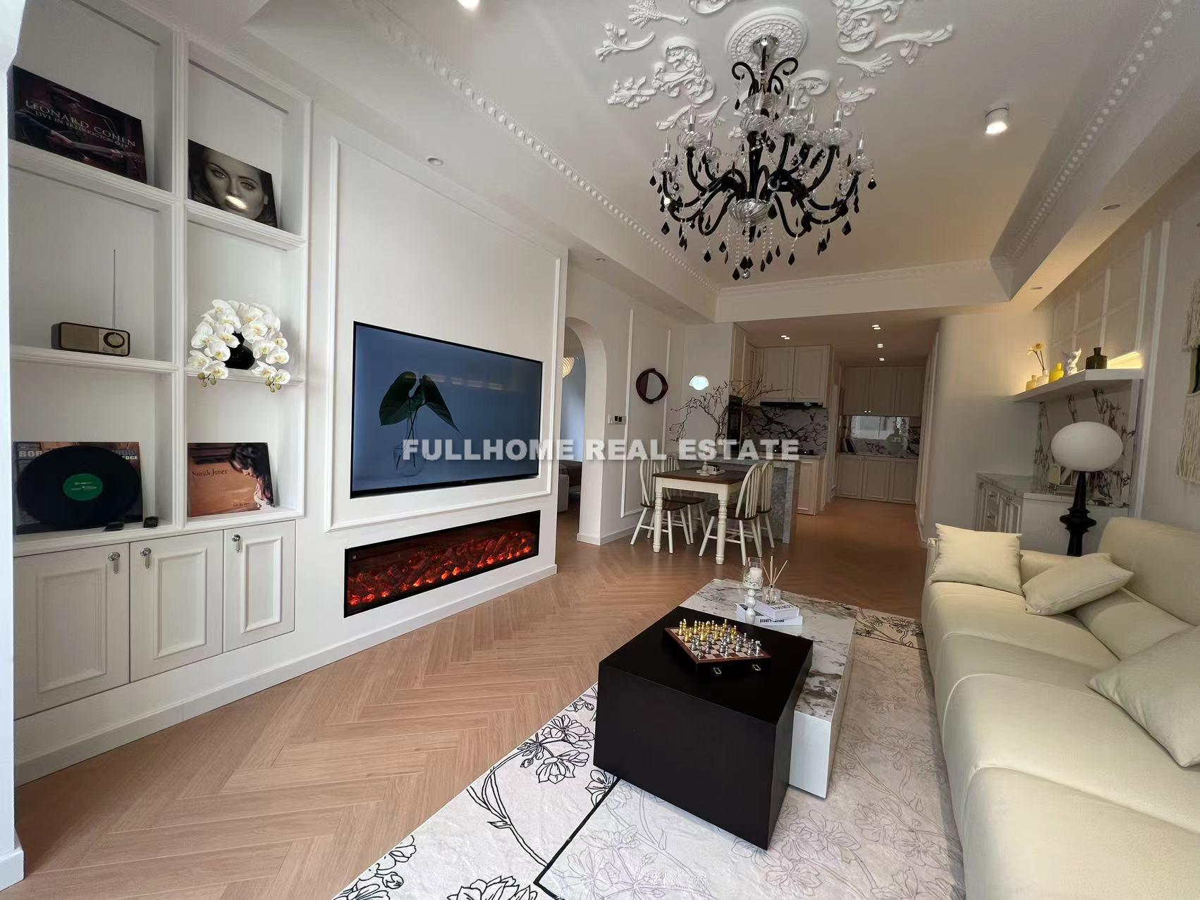 Same compound: Jingan Gui Garden, 3 bedrooms in Shanghai