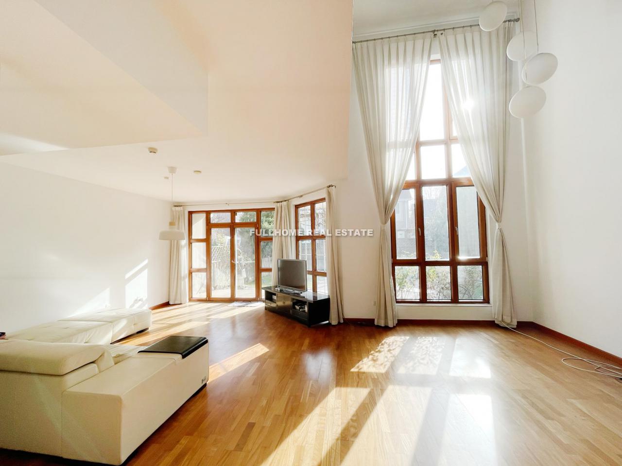 Similar property: Lane Bridge Villa, 4 bedrooms, 371 sqm in Beijing