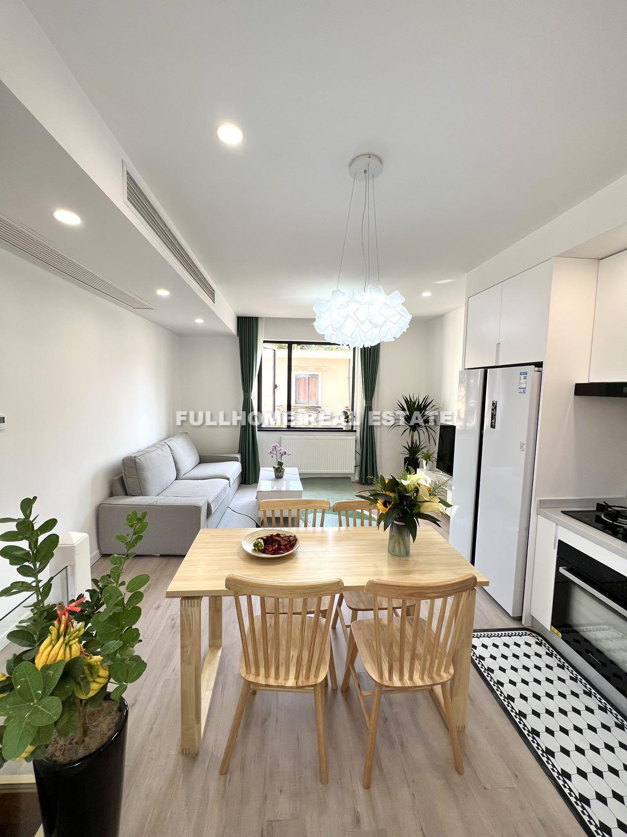 Same compound: Lane 1-1000 Weihai Road Old House, 2 bedrooms in Shanghai
