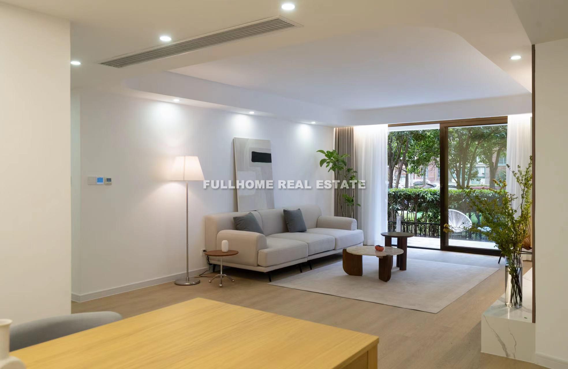 Same compound: Silu Huayu, 3 bedrooms in Shanghai