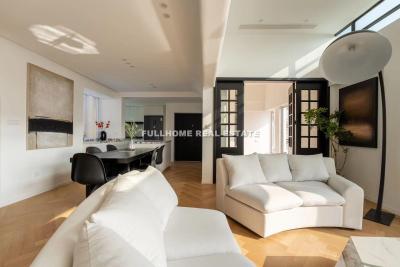 Similar property: Yi Liu Apartment, 4 bedrooms, 200 sqm in Shanghai