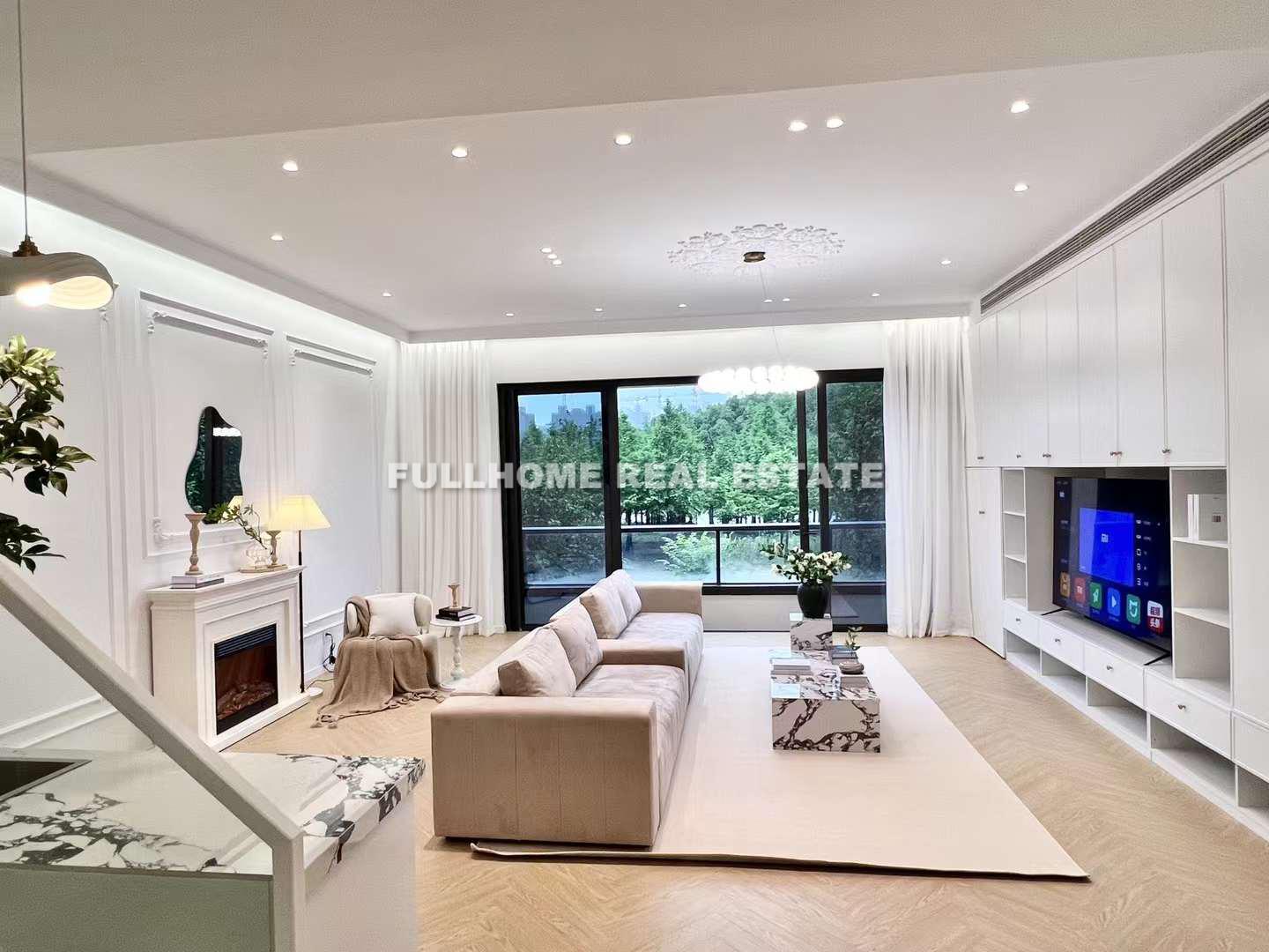 Same compound: Long Wan Yuan, 4 bedrooms in Shanghai