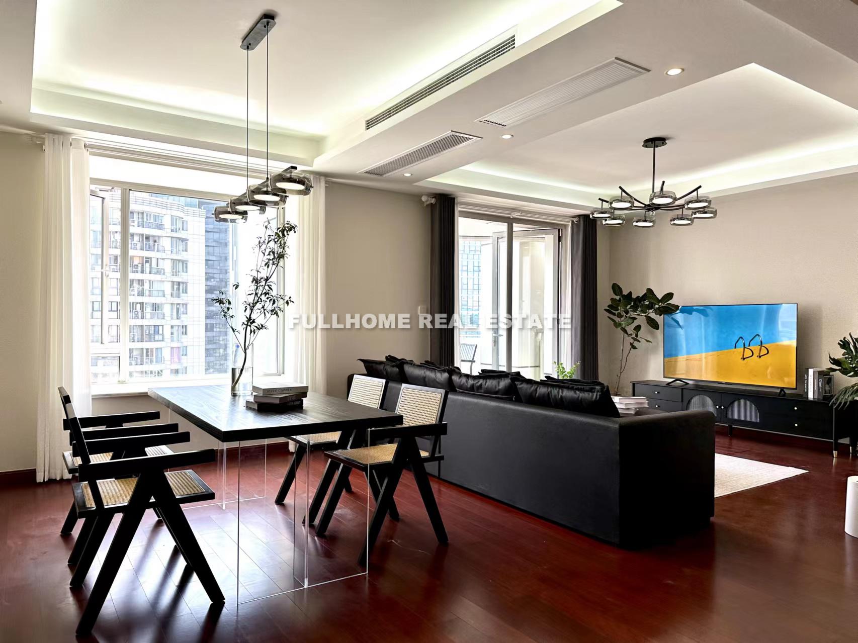 Similar property: YaoJiang International Plaza, 2 bedrooms, 155 sqm in Shanghai