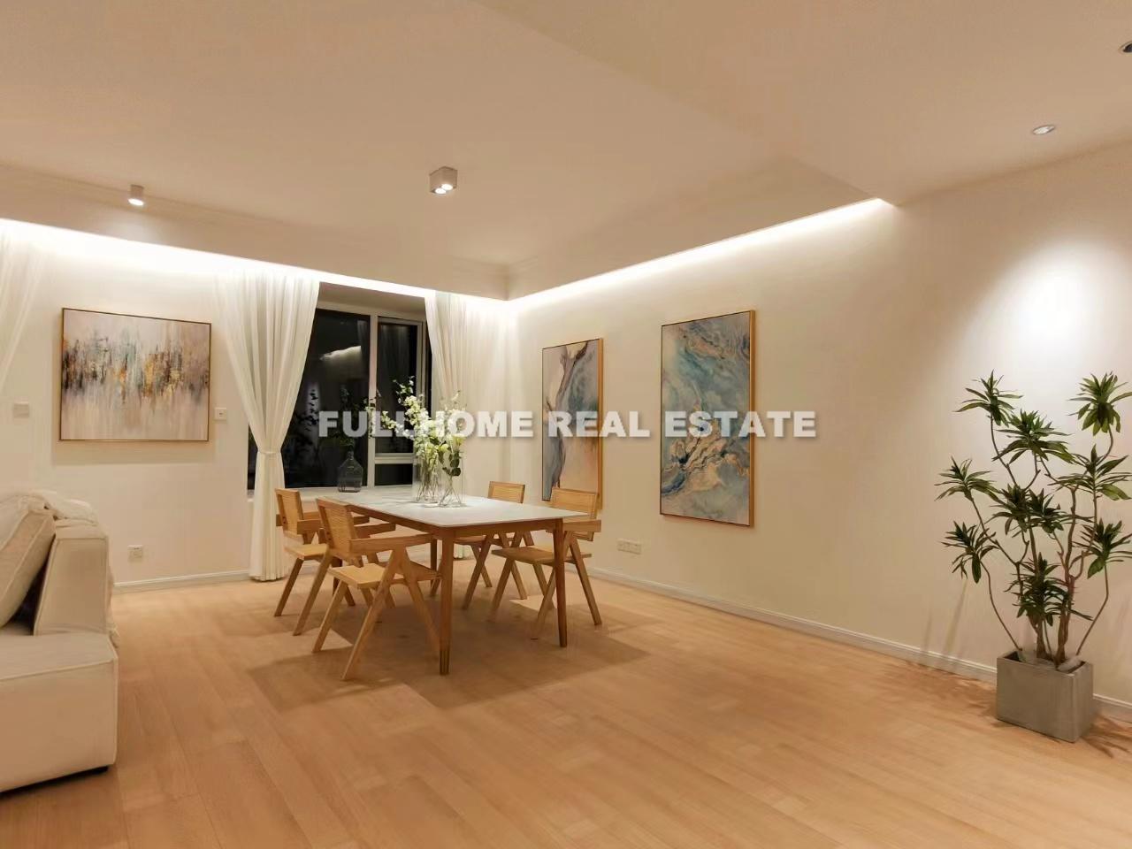 Similar property: YaoJiang International Plaza, 2 bedrooms, 160 sqm in Shanghai