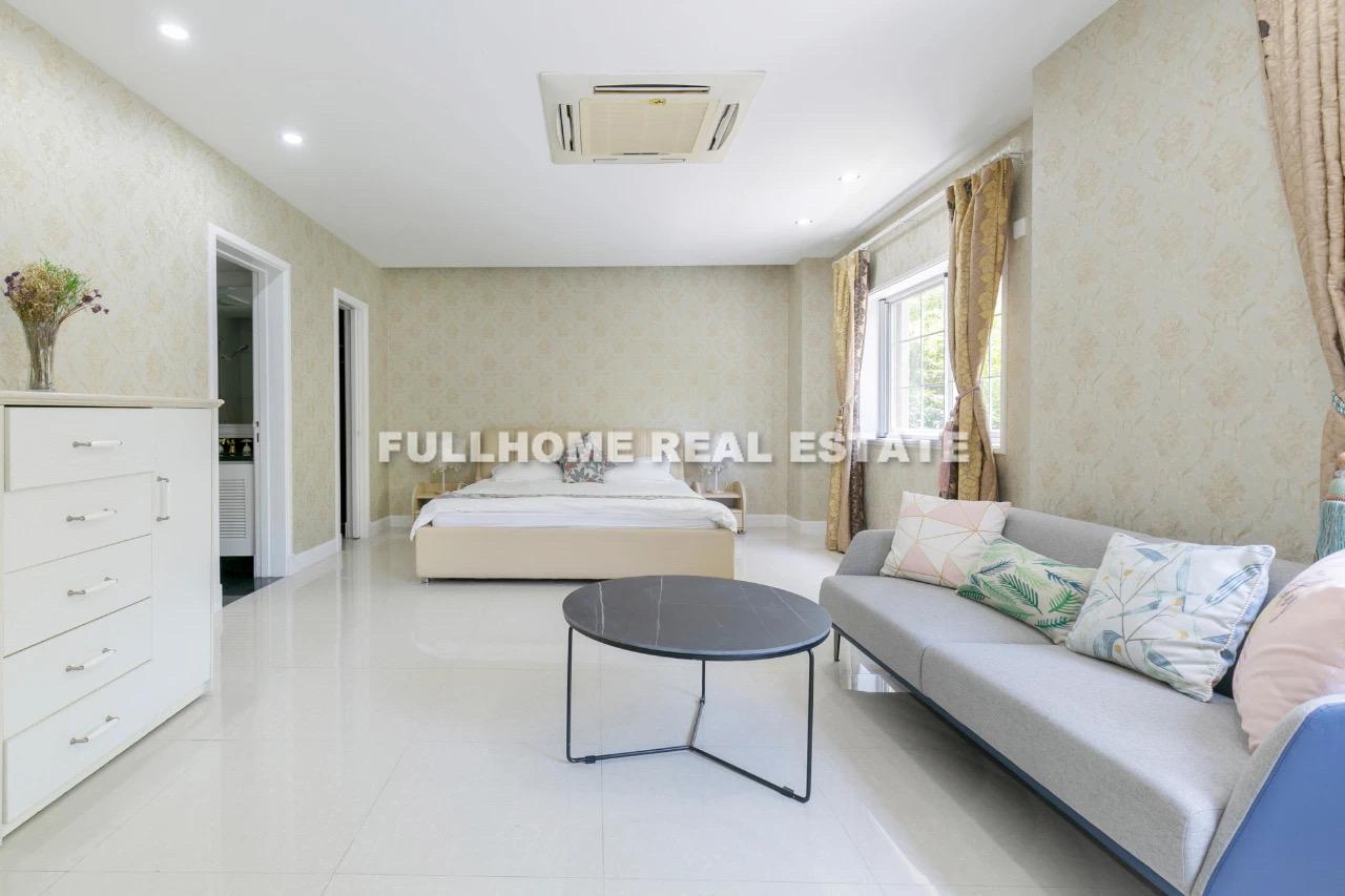 Same compound: Tomson Golf Villas, 5 bedrooms in Shanghai