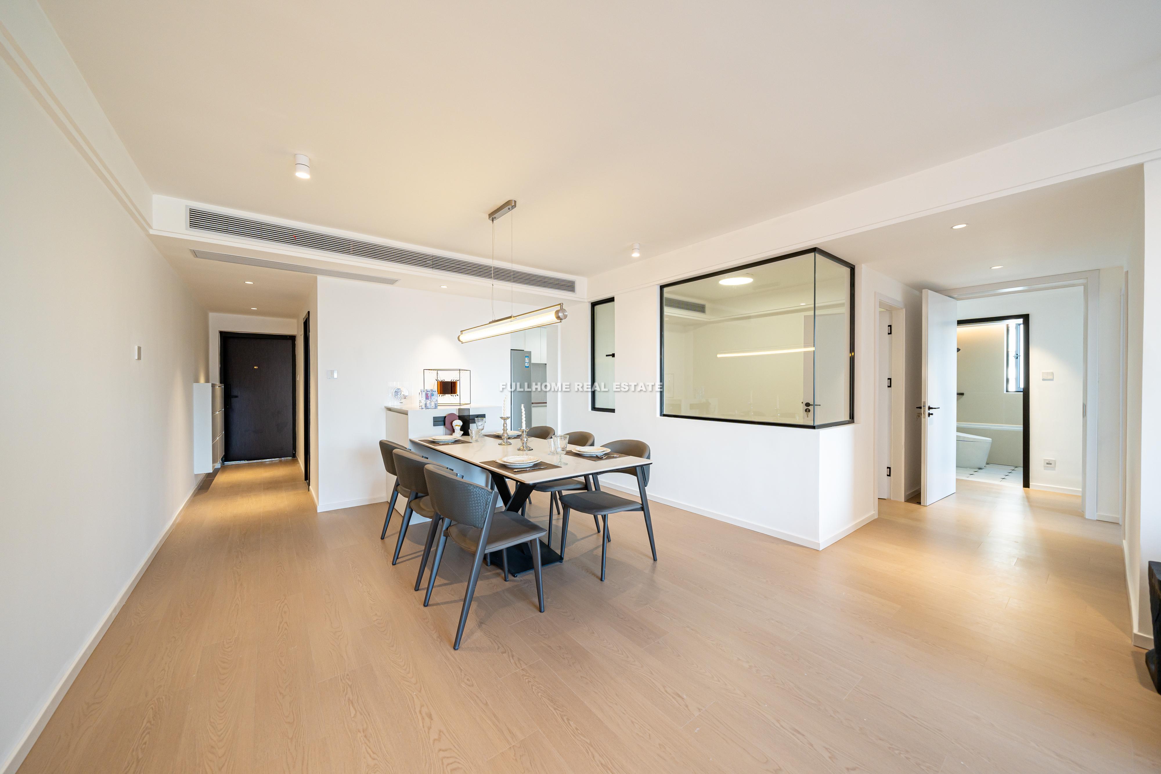 Same compound: Xinhua Apartment, 4 bedrooms in Shanghai