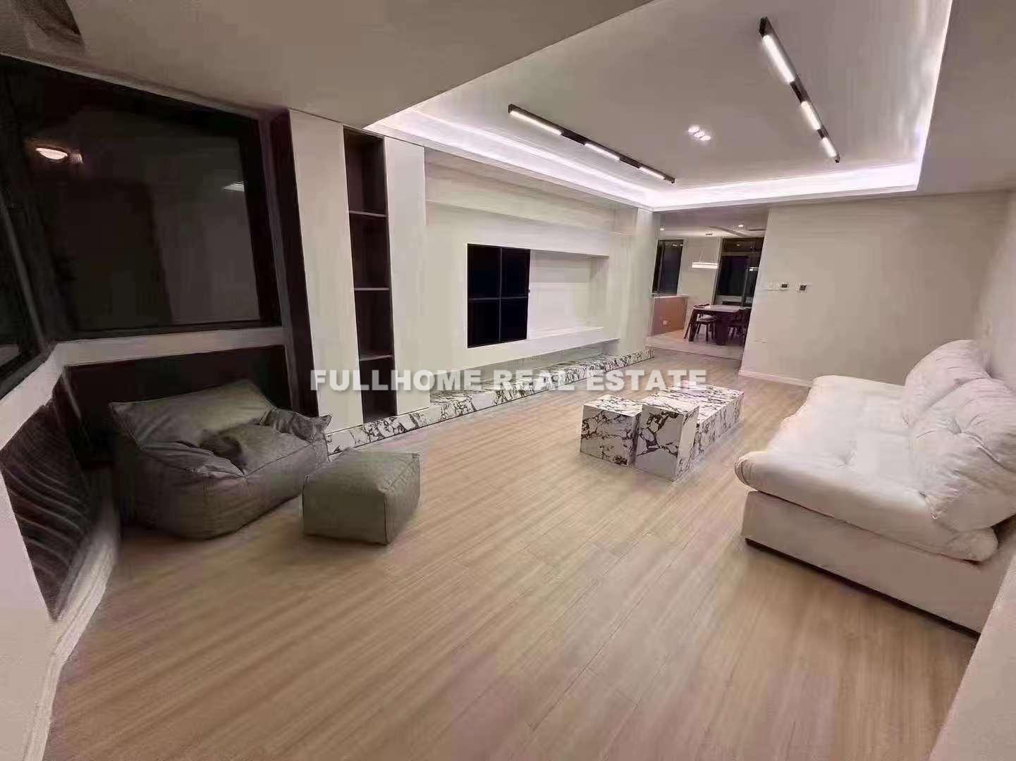 Same compound: Jinxiu Jiangnan, 5 bedrooms in Shanghai