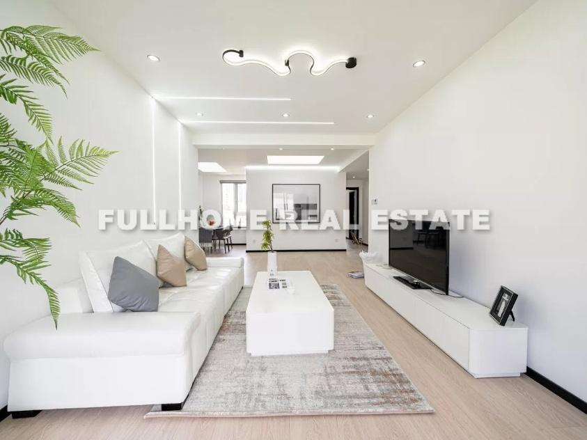 Same compound: Weihaiyuan, 3 bedrooms in Shanghai