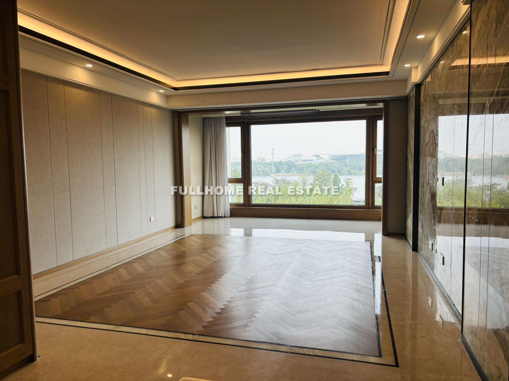 Similar property: Shanghai Bay, 4 bedrooms, 205 sqm in Shanghai