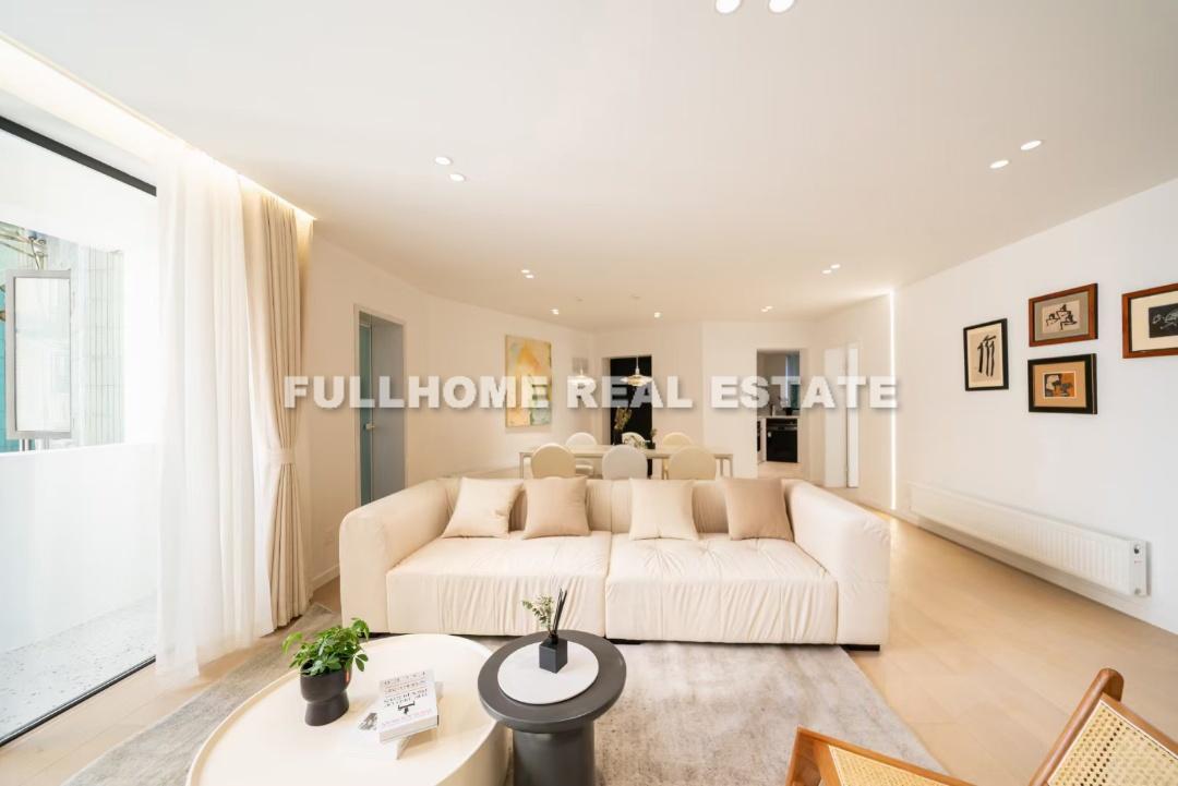 Same compound: Jing An City, 3 bedrooms in Shanghai