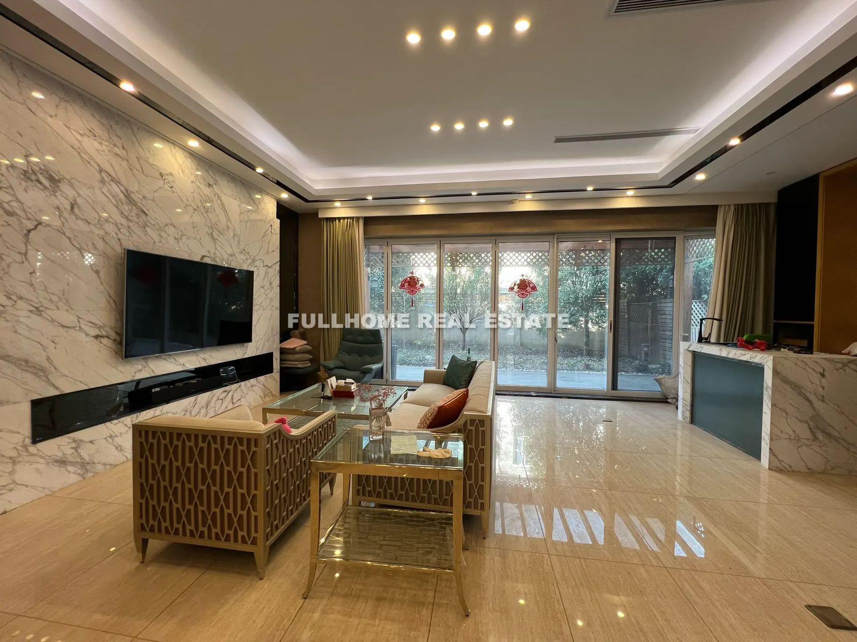 Same compound: Queens Gate, 4 bedrooms in Shanghai