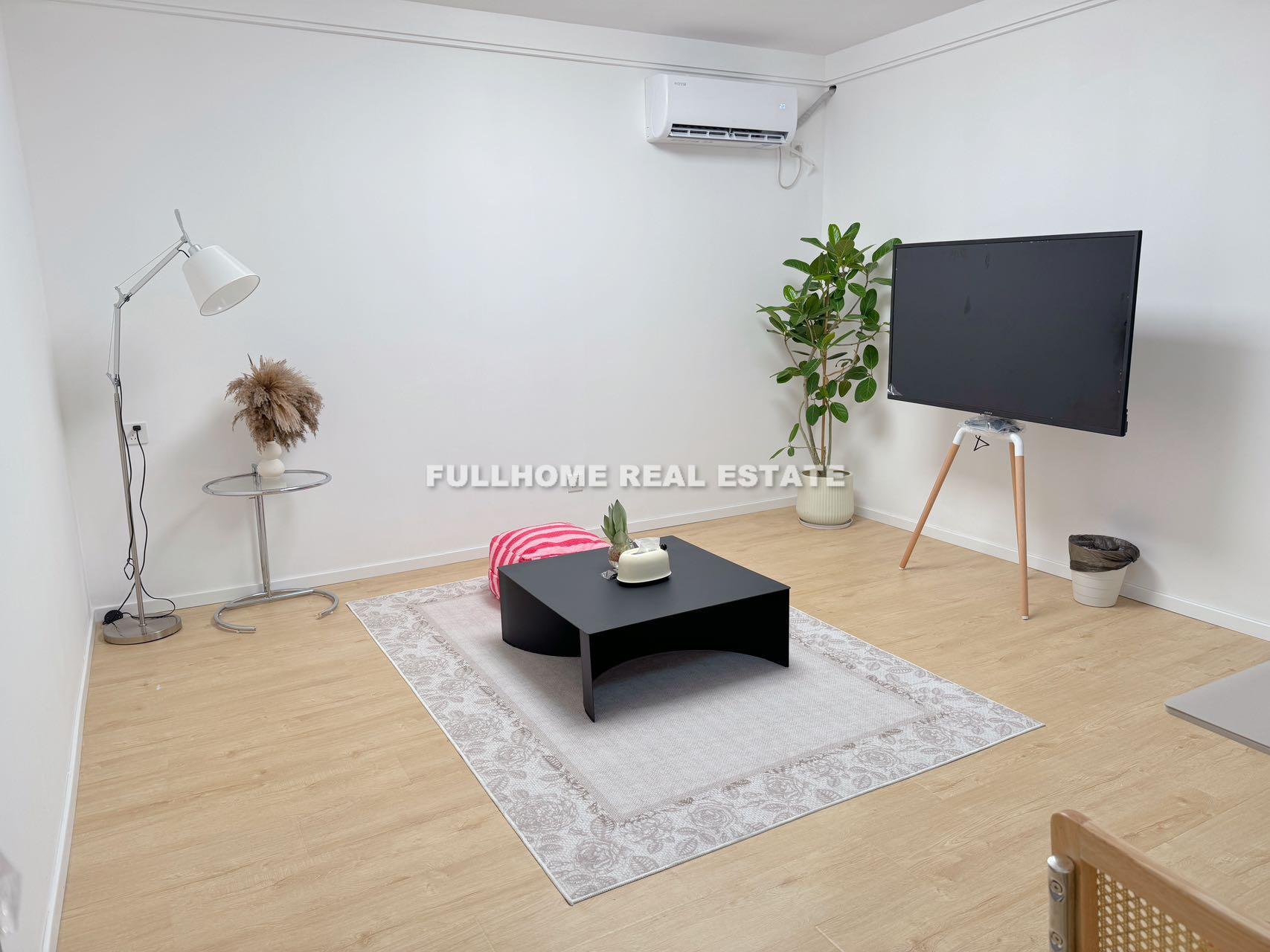 Similar property: Hongtai Apartment, 3 bedrooms, 140 sqm in Shanghai