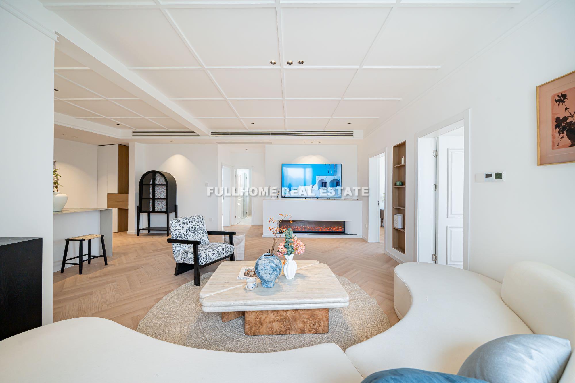 Same compound: Gubei Xinyuan, 4 bedrooms in Shanghai